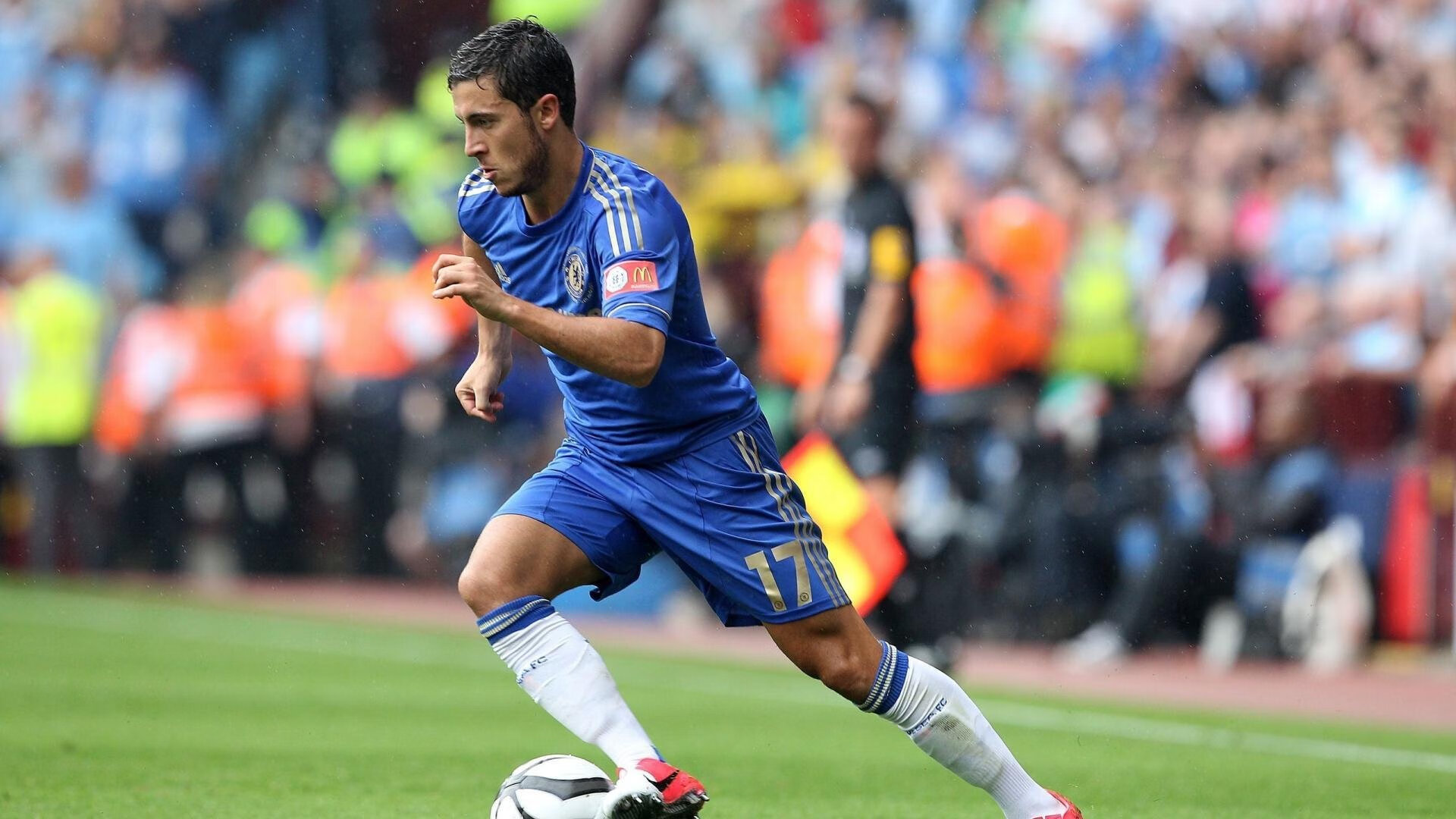 爱游戏ayx官网-国足启用无人机战术分析设备，无人机跟踪航拍足球